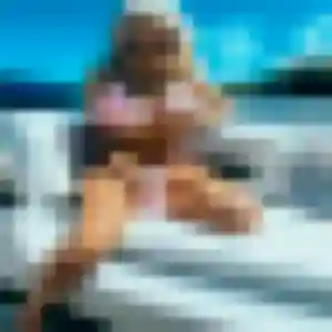 Rania, 19 ans, connectée à La Ville-du-Bois pour une rencontre coquine